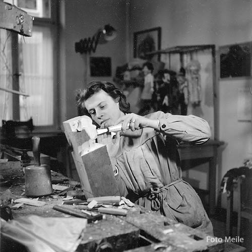 Hannelore Marschall-Oehmichen schnitzt in ihrer Werkstatt